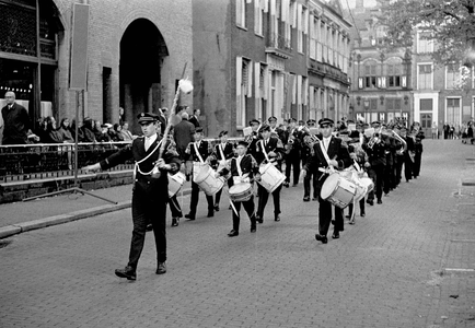 127141 Afbeelding van een drumband tijdens de Marswedstrijden ter gelegenheid van Bevrijdingsdag op het Janskerkhof te ...